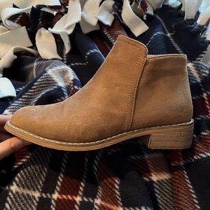 Size 6 brown Cisco kid booties